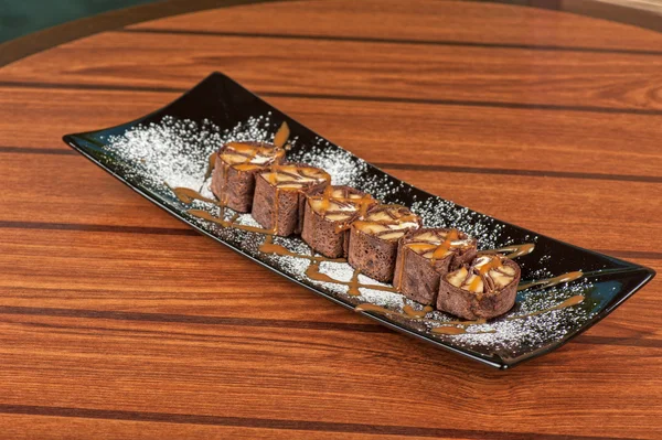 Choklad rulle med karamell — Stockfoto