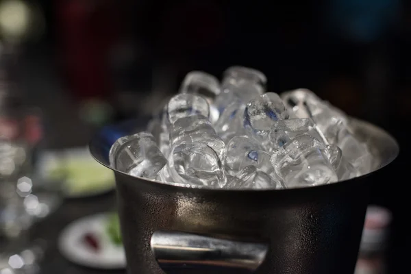 Buz küpleri ile buz kovası — Stok fotoğraf