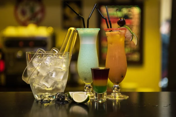 Cocktails on bar background — Stock Photo, Image