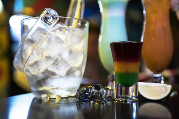 Cocktails på bar bakgrund — Stockfoto