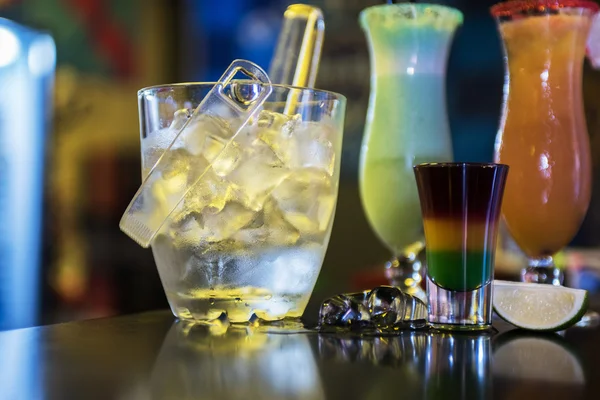 Cocktails på bar bakgrund — Stockfoto