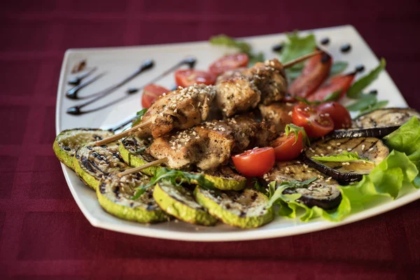 Carne de porco grelhada kebab — Fotografia de Stock