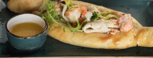 Georgian dish khachapuri — Stock Photo, Image