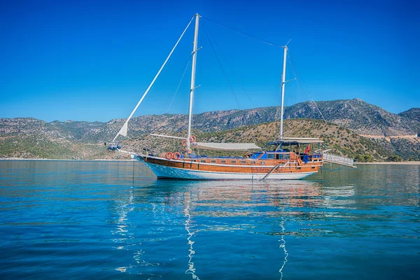 Yacht on bay — Stock Photo, Image