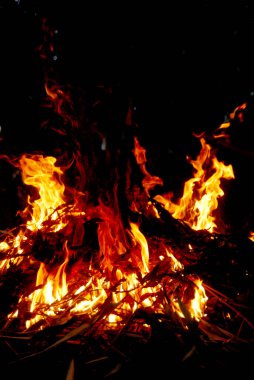 Geceleyin ateş yanan odun