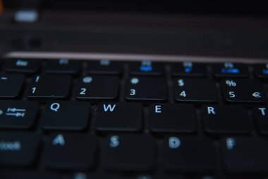 Aydınlatılmış bilgisayar klavyesinin yakın çekim görüntüsü