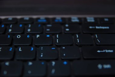 Aydınlatılmış bilgisayar klavyesinin yakın çekim görüntüsü