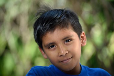 Headshot latino çocuğun