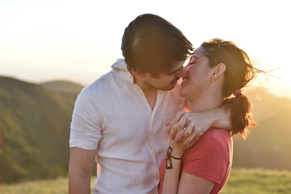 Kissing-férfi és nő — Stock Fotó