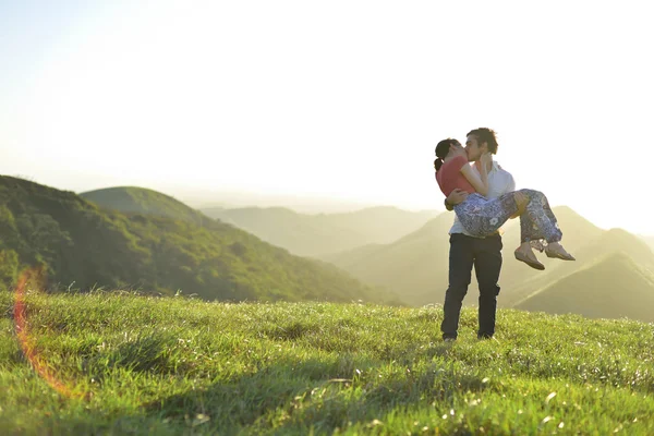 Guy kissing girl — Stock Photo, Image