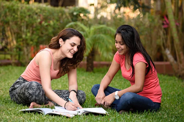 Niñas aprenden idioma —  Fotos de Stock