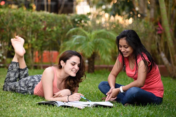 Clases de aprendizaje de chicas — Foto de Stock