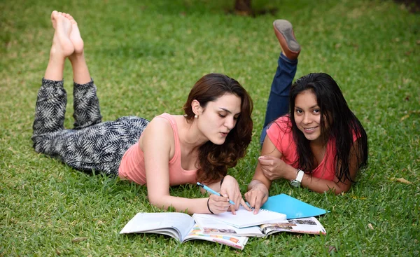 Meisjes wijzen in notebook — Stockfoto