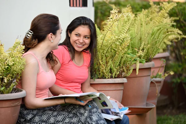 Chicas sonrientes con cuadernos —  Fotos de Stock