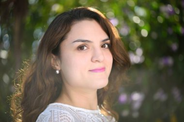 Kız yan ayakta