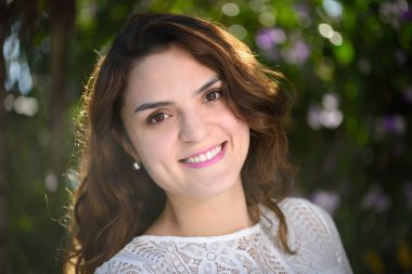 Mutlu gülümseyen kız