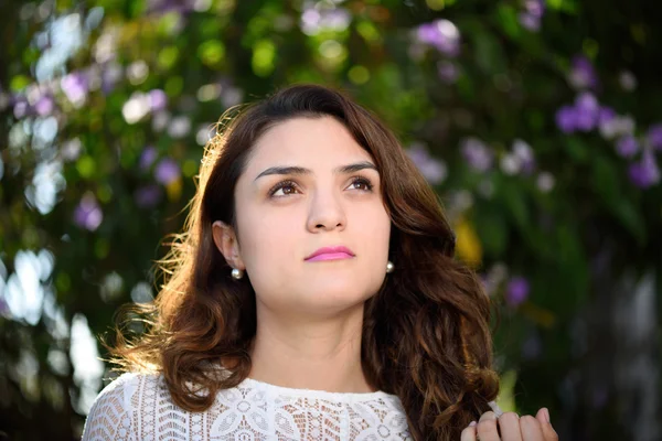 Girl looking up to the sky — Stock Photo, Image