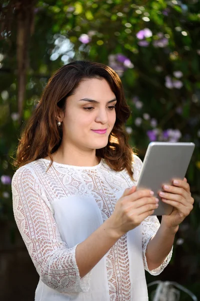 Niña sosteniendo tableta — Foto de Stock