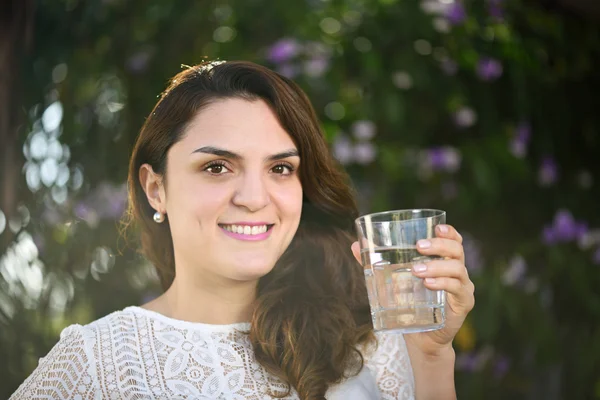 Γυναίκα κρατήστε πατημένο ποτήρι νερό — Φωτογραφία Αρχείου
