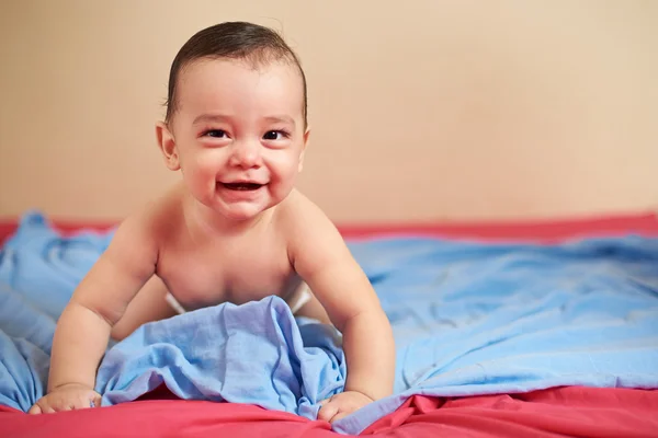 Bebé permanecer en la cama — Foto de Stock