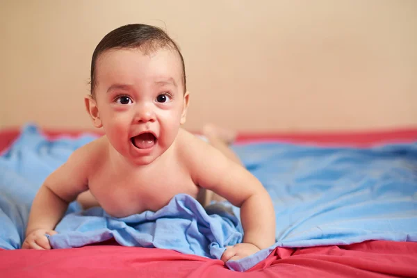 Nena permanecer en la cama — Foto de Stock