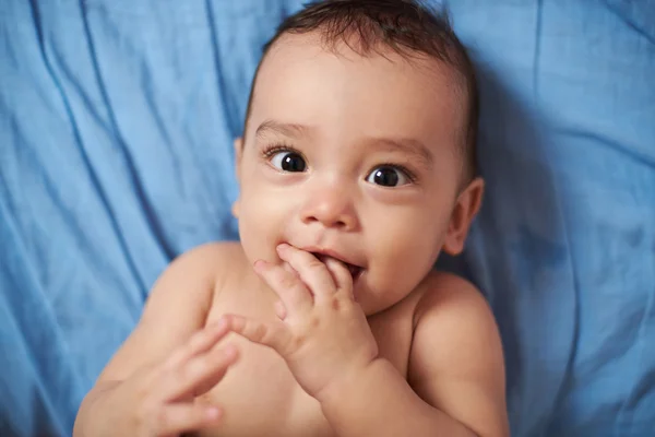 Bebê com a mão na boca — Fotografia de Stock