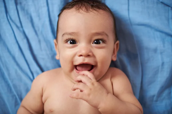 Primer plano de bebé pequeño — Foto de Stock