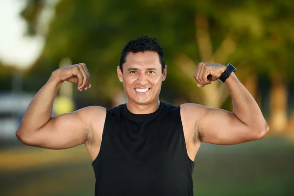 Hombre mostrando músculos — Foto de Stock