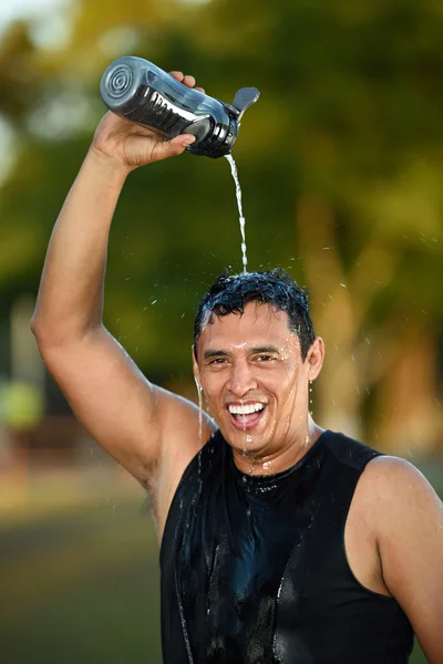 Hombre vertiendo agua en la cabeza — Foto de Stock