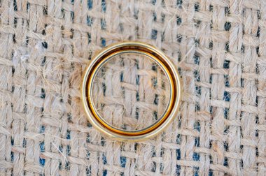 keten üzerinde altın yüzük