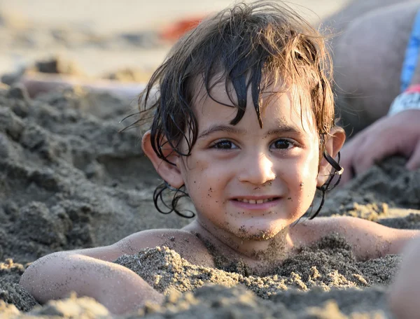 Niño pequeño en la arena —  Fotos de Stock