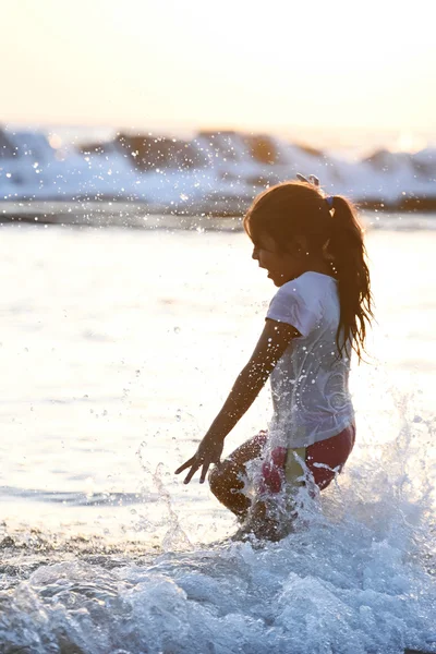 Chica caminar en el mar —  Fotos de Stock