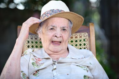 şapka ile gülümseyen büyükanne