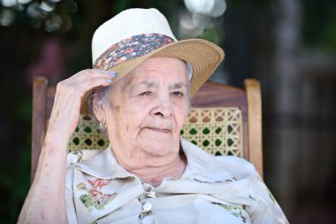Büyükanne şapka ile göz kırpıyor