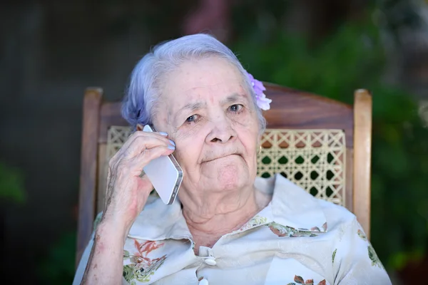 Avó fazendo telefonema — Fotografia de Stock