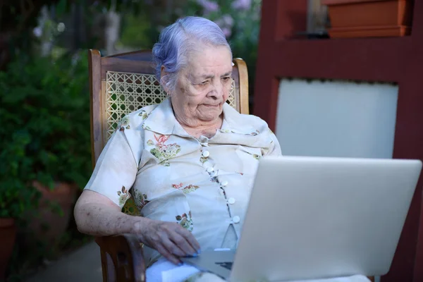 할머니는 노트북을 사용 하 여 — 스톡 사진