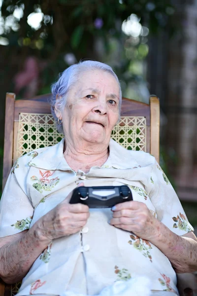 Avó emocionante jogar videogames — Fotografia de Stock
