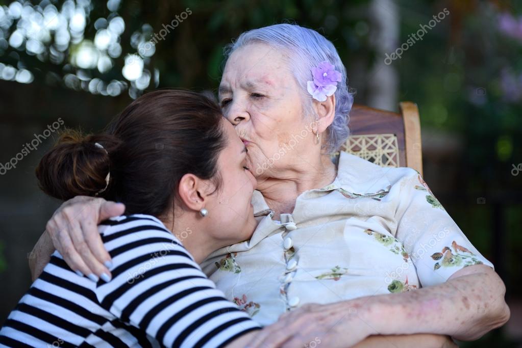 целующие бабушки. дедушка поцелуй. бабушка целует. поцелуй деда. люди которые дожили до 100 лет.