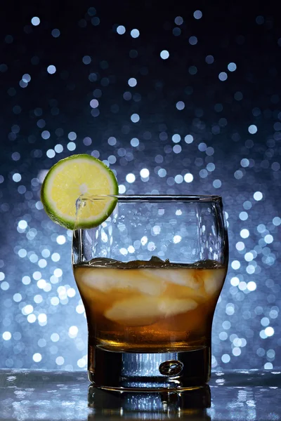 Rum-Glas mit Limette — Stockfoto