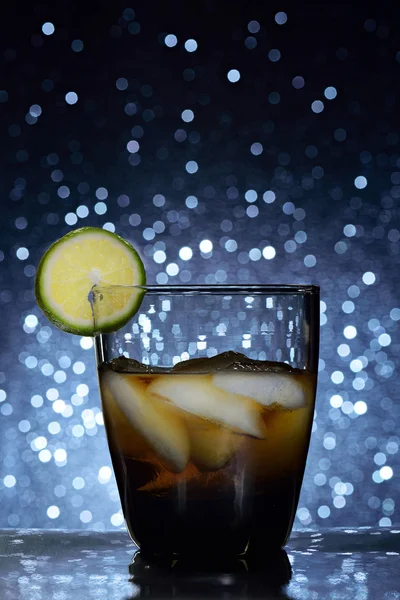 Whisky-Glas mit Zitrone — Stockfoto