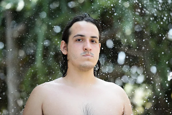 Homem em torno de gotas de água — Fotografia de Stock