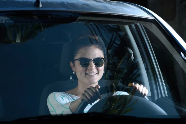 Jovem menina carro de condução — Fotografia de Stock