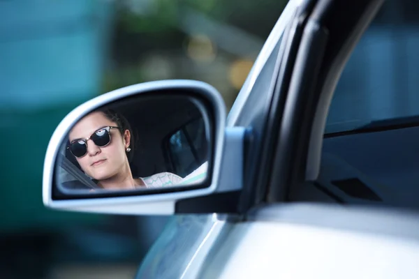 Mulher motorista em mirrow — Fotografia de Stock