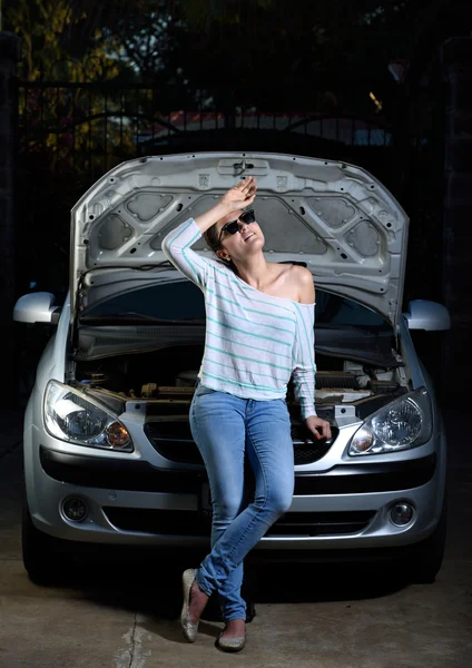 Menina com carro quebrado — Fotografia de Stock