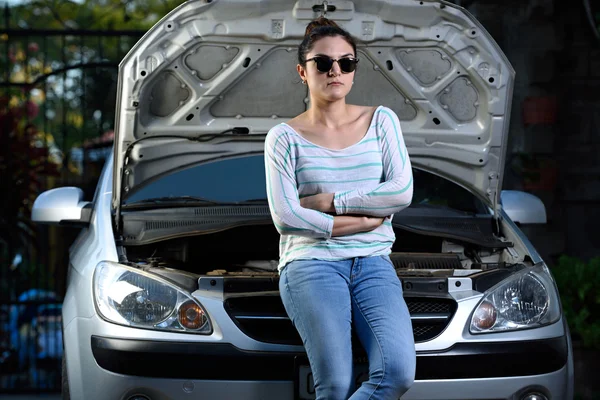 Girl with broken car — Stock Photo, Image