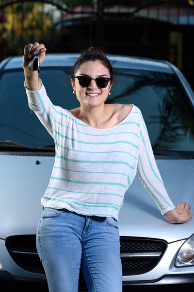 Woman hold car key — Stock Photo, Image