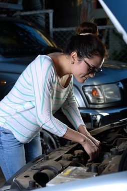 Kız kontrol araba motoru