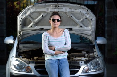 Motor Araba kapısı açık oturan kız