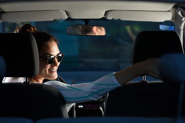 Woman driving on reverse — Stock Photo, Image