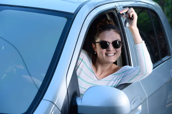 Woman driver showing keys — Stock Photo, Image